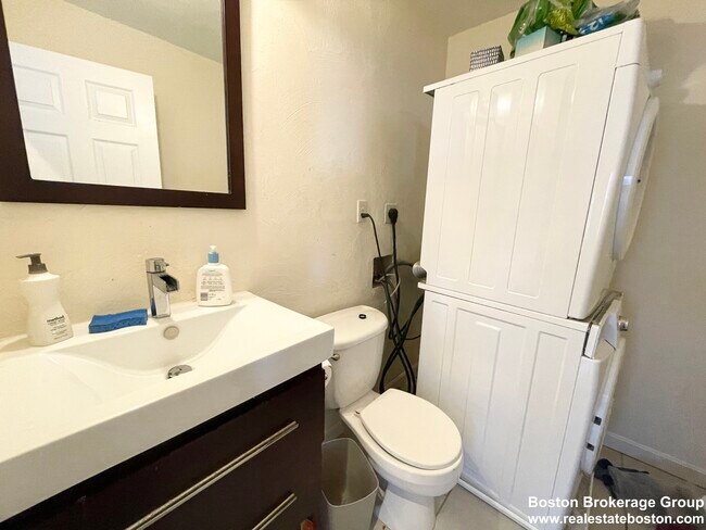 Building Photo - 7 Iroquois St