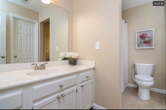 Building Photo - "Charming 2-Bedroom Retreat in Franklin with 1.5 Baths and Cozy 1244 Sq Ft Layout!"