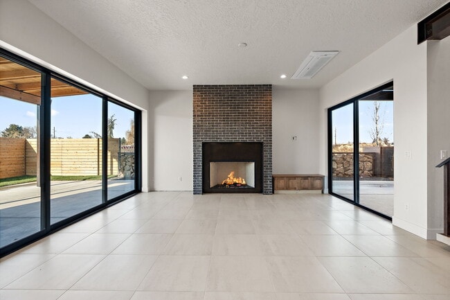 Building Photo - 98 S Carbon Rivet Ave