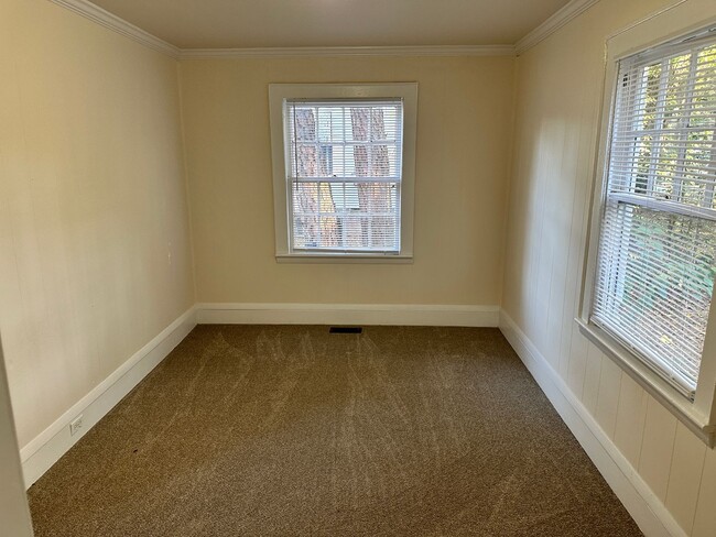 Building Photo - Cozy 2 Bedroom Home in Tryon Hills!