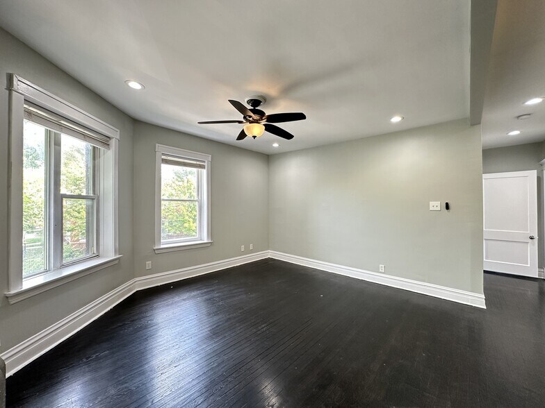 Building Photo - 4301 W Wrightwood Ave