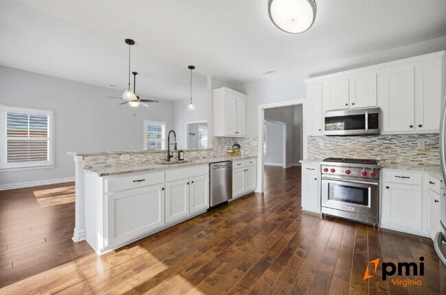 Building Photo - Stunning 5 Bedroom Waterfront Home with 2 car garage