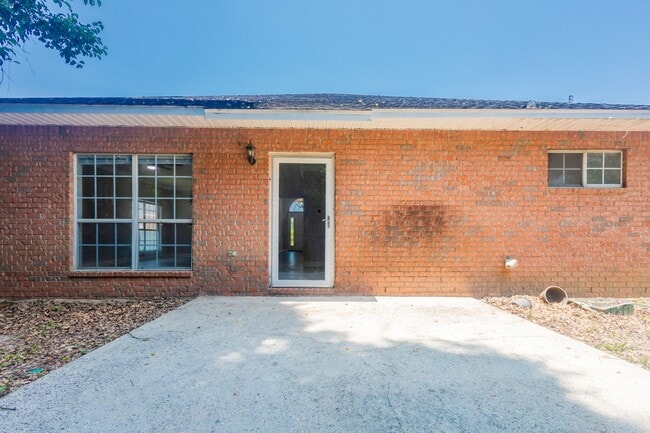 Building Photo - 5931 Hermitage Dr