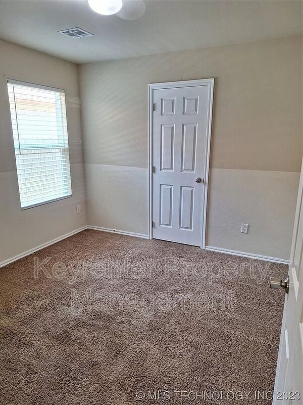 Building Photo - 1209 Ironstone Dr