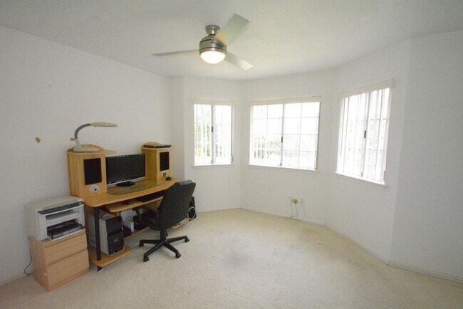 Building Photo - 2114 Avenida La Quinta St