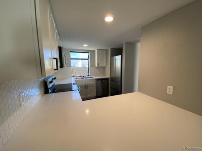 Building Photo - Charming 2-Bedroom Townhome in the America...