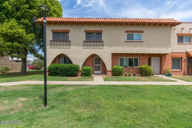 Primary Photo - 2915 E Fairmount Ave