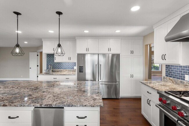Building Photo - Gorgeous Executive Level Home 4 beds 3 baths close to hospitals and courthouse