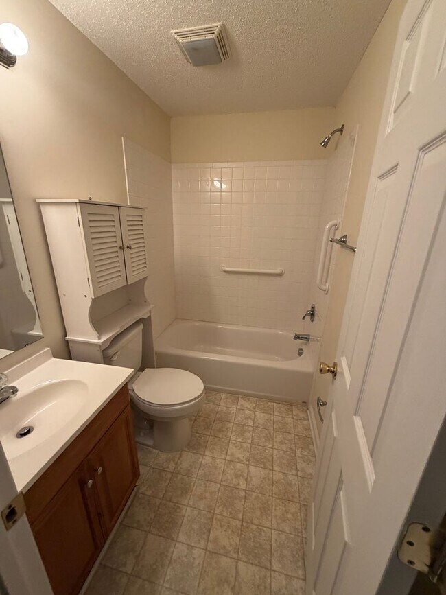 Building Photo - 2 Bed, 2 Bath Condo Available