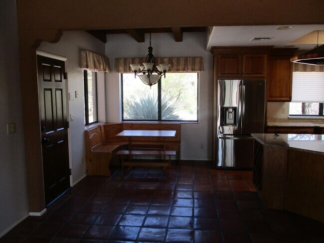 Building Photo - 4 bedroom 2.5 Bath