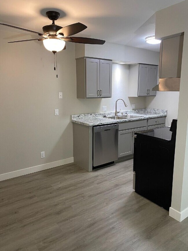 Building Photo - Newly Remodeled 2-Bedroom Apartment in Ore...