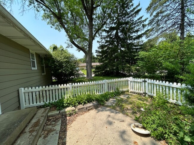 Building Photo - 208 Lindberg Rd