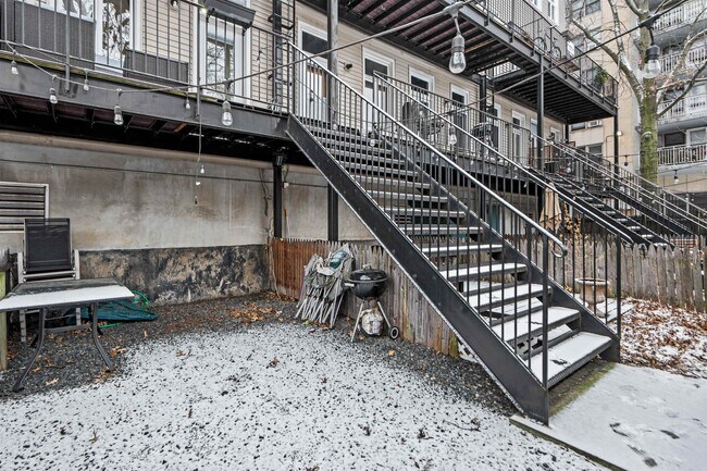 Building Photo - 226 Monroe St
