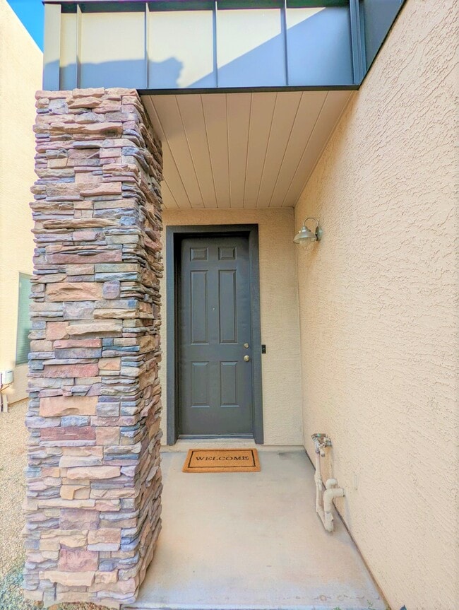 Building Photo - 2241 E Pinchot Ave