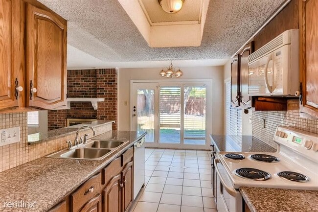 Building Photo - 4 br, 2.5 bath House - 3305 Castle Drive UNIT