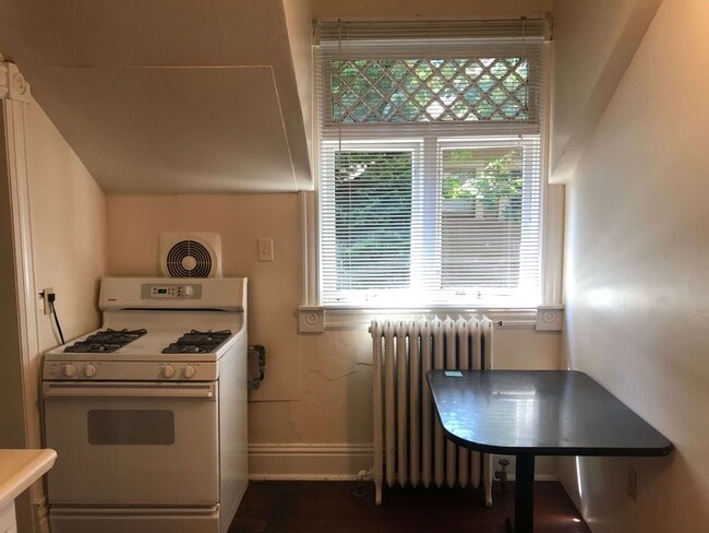 Building Photo - 910 N Garden St