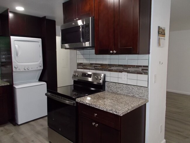 Building Photo - 6208 Ilanos Ln