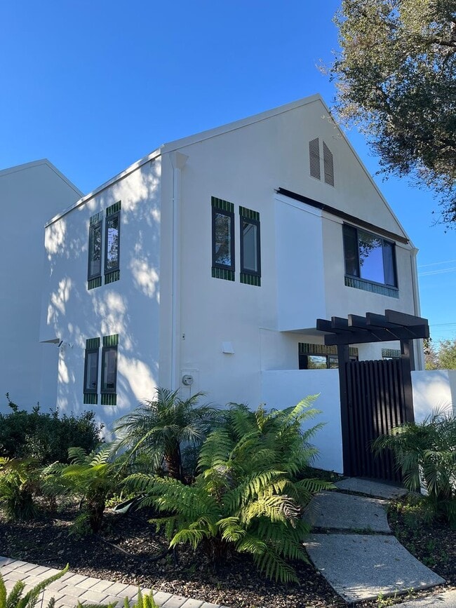 Building Photo - Modern Living Steps from Downtown Mountain View Shopping & Dining!