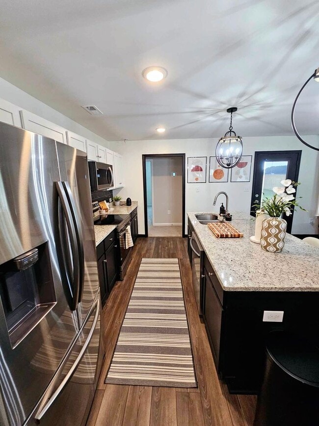 Building Photo - Charming Home!