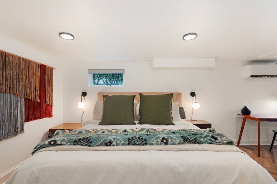 Building Photo - 2314 NE Flanders St