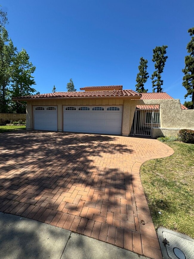 Building Photo - Prime Cul-de-Sac Location with Expansive Backyard