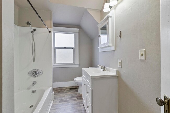 Building Photo - 7 Rose Ave