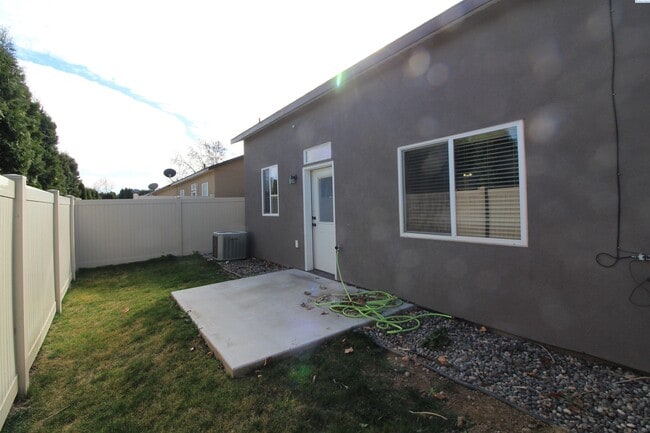 Building Photo - 3 Bed/2.5 Bath Kennewick Townhouse