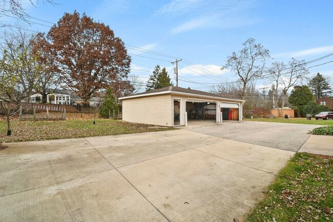 Building Photo - 426 Rushmore Ln