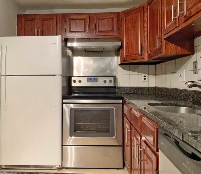 Building Photo - Heat, hot water and parking included! Cozy...