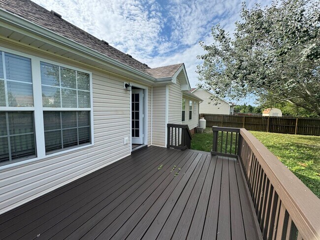 Building Photo - Almost 2000 sq.ft! Super Nice & Clean! 3 B...