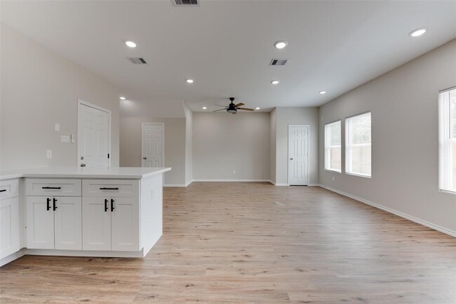 Building Photo - 8202 Homewood Ln