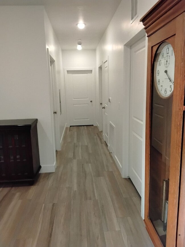 Building Photo - Desert Color-2 Bedroom Condo! Pet Friendly!