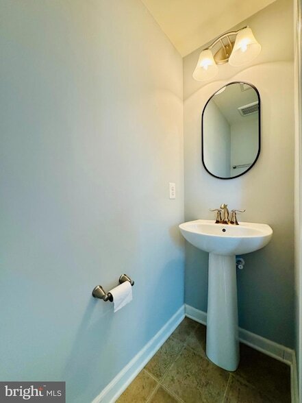 Building Photo - 5822 Oakdale Vlg Rd