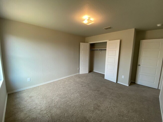 Building Photo - Spacious 4 Bedroom ~ Convenient to JBSA Ra...