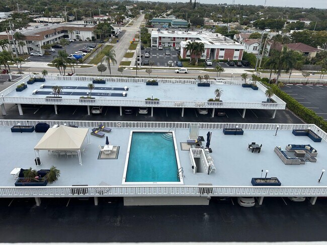 Building Photo - 301 Lake Shore Dr