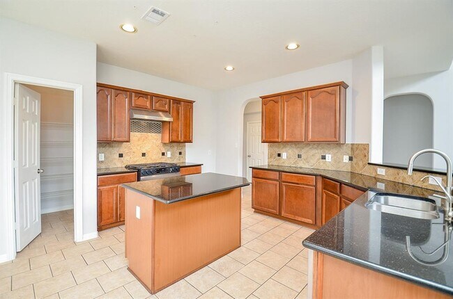 Building Photo - 3911 Fallsbrook Ct