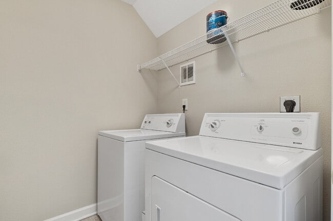 Building Photo - Freshly Updated 3 bed 2 bath Townhome in P...