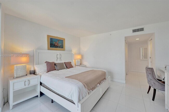 Building Photo - 2600 E Hallandale Beach Blvd
