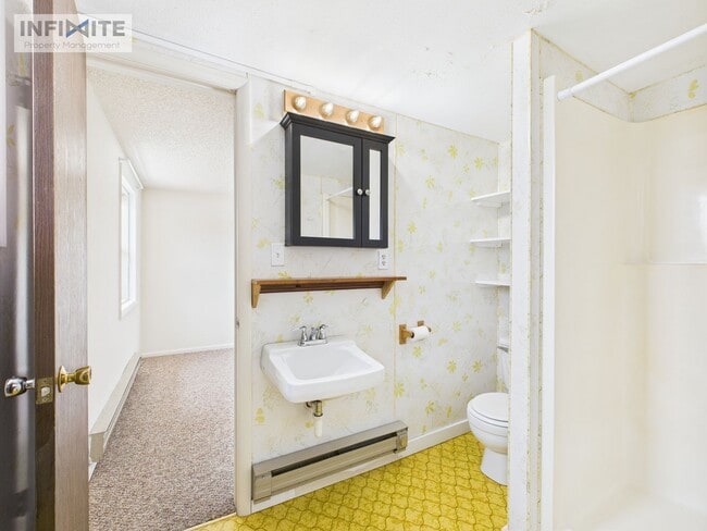 Building Photo - Spacious 3-Bedroom Home
