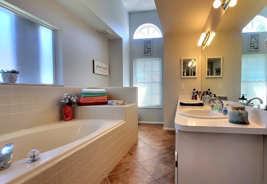 Building Photo - 1267 Little Oak Cir