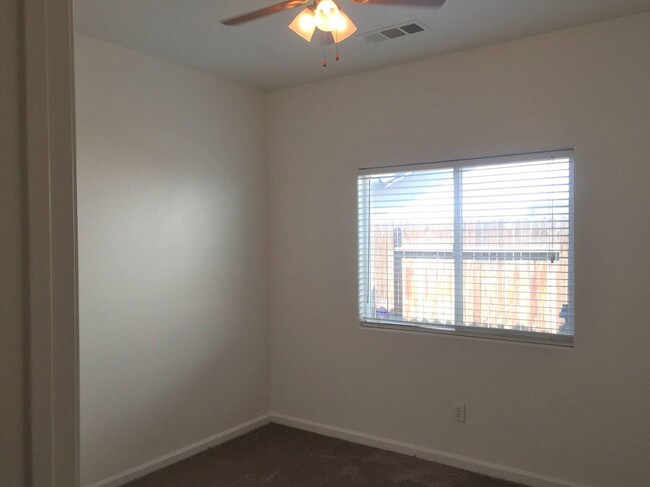 Building Photo - Beautiful 3+Office+2 Southwest Bakersfield...