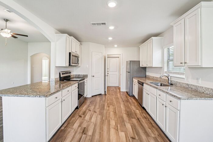 Building Photo - 521 Trinity Trl