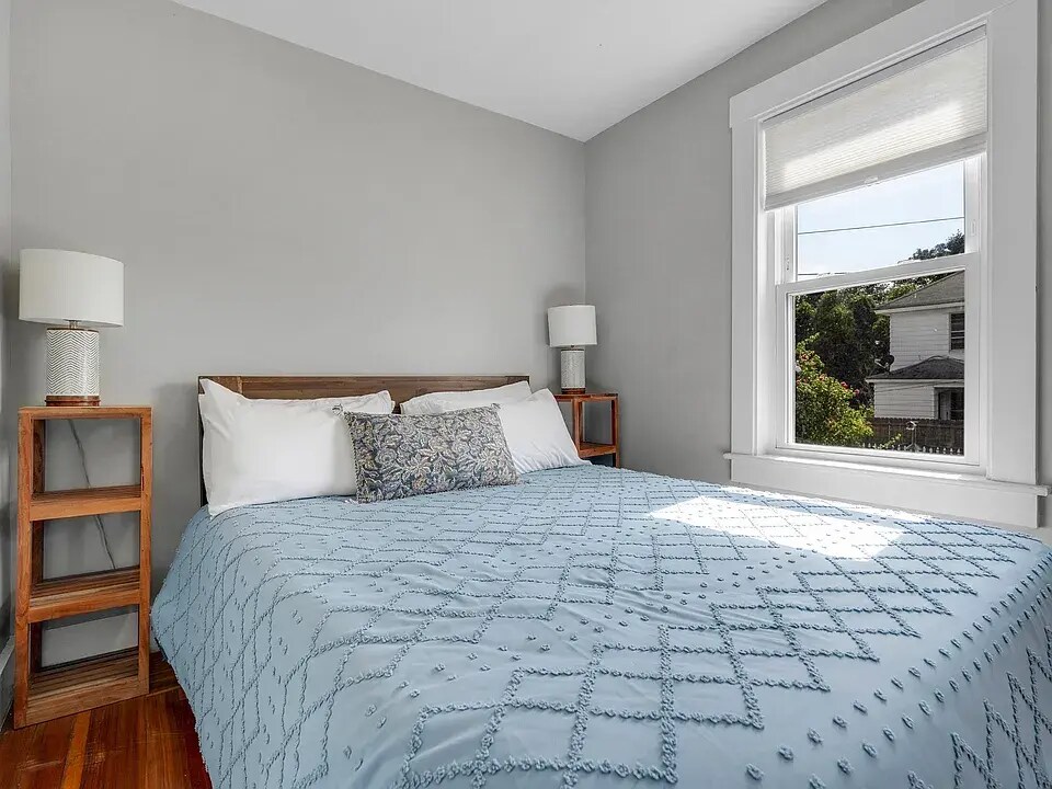 Building Photo - 10 W Elm St