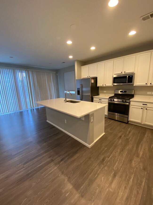 Building Photo - 4 bedroom 3 bathroom Single Family House in Aurora