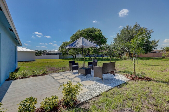 Building Photo - 2352 SW Plum Ct