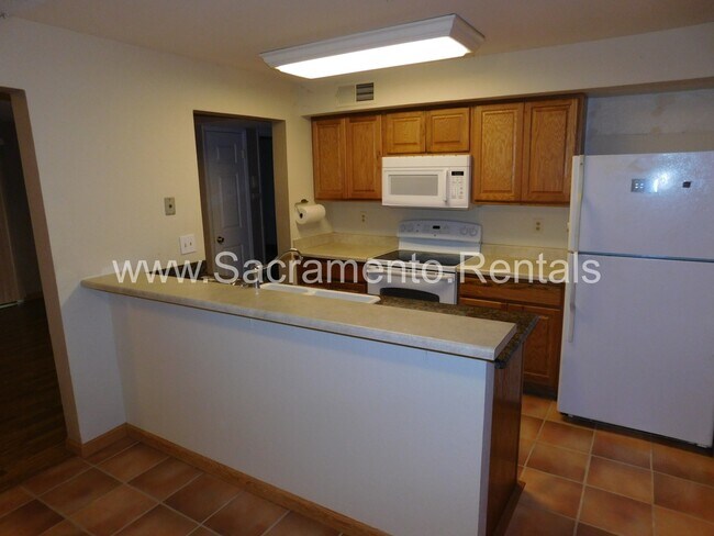 Building Photo - Wonderful 2bd/1+ba South Natomas Condo in Gated Community