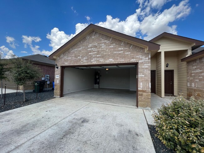 Building Photo - Luxury 3/2 Duplex in Seguin, Texas