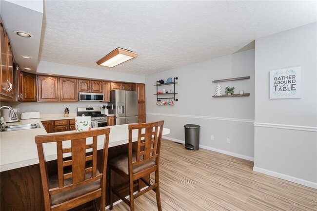 Building Photo - 979 Barclay Rd