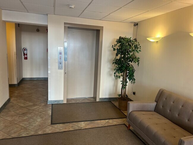 Building Photo - 123 Sewall Ave