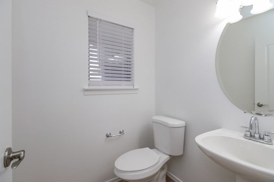 Building Photo - 2581 E Bellerive Dr